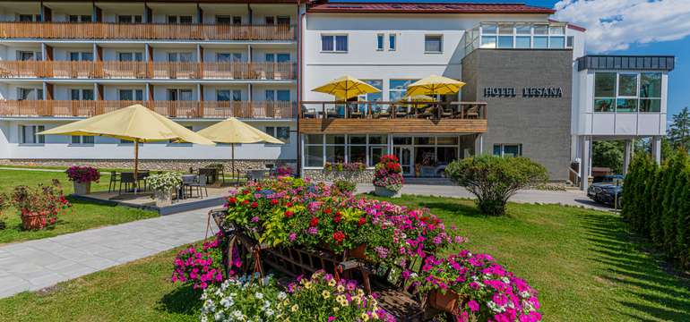 Hotel Lesana**** je obklopený krásne upraveným dvorom