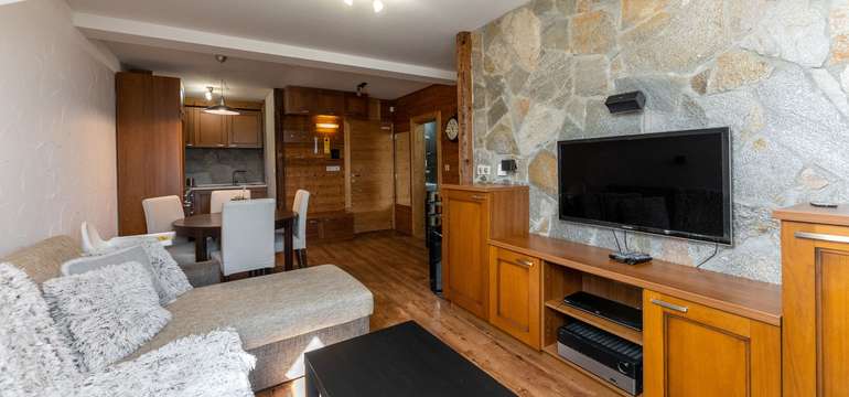 Obývacia izba apartmánu s balkónom