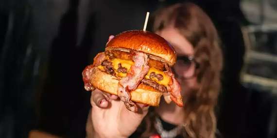 Double simple smash burger s hranolčekmi a coleslawom v Konn/Bratislava, Trnava
