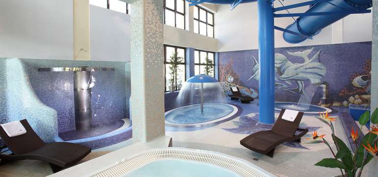 Vedľajší hotel Klimek**** má vlastný aquapark s bazénom, vírivkou a toboganom