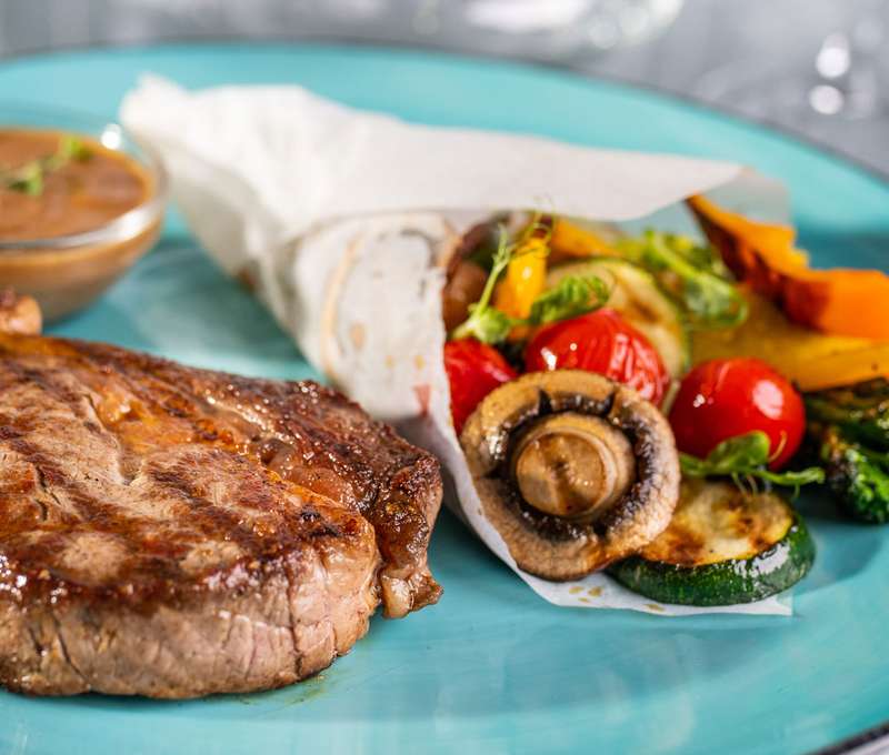 Grilovaný juhoamerický strip loin steak + grilovaná sezónna zelenina v papilotte 200 g