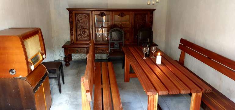 Dospelí si užijú posedenie v príjemnom chládku vo vínnej pivnici