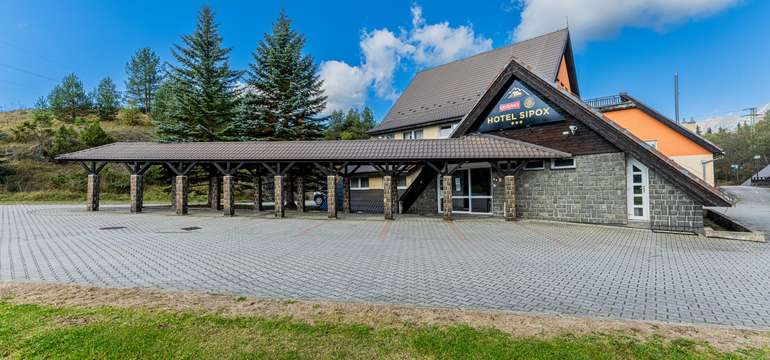 Hotel Sipox se nachází v malebném údolí u obce Štrba, s výhledem na vrcholy Vysokých Tater