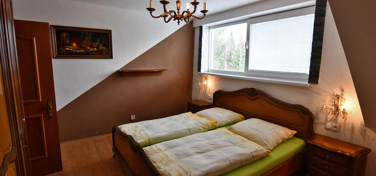 Ubytovanie vo veľkom hornom apartmáne s 3 spálňami (6+1)