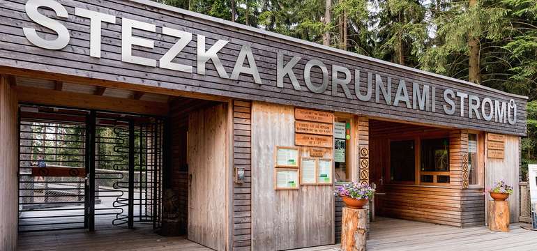 Neotřelý výhled na Lipno nabízí populární Stezka v korunách stromů