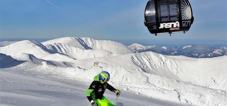 Lyžiarske stredisko Jasná (skibus zdarma): 15 km