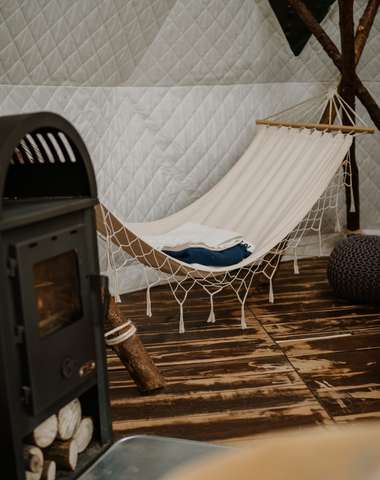 V glampingu je aj závesné hojdacie lehátko