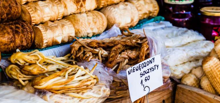 Údené oštiepky oscypek na tržnici v Zakopanom