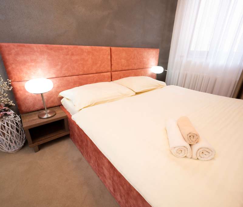 Apartmán s obývačkou, spálňou a predsieňou s kuchynkou