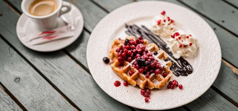 Belgické wafle s ovocím a šľahačkou