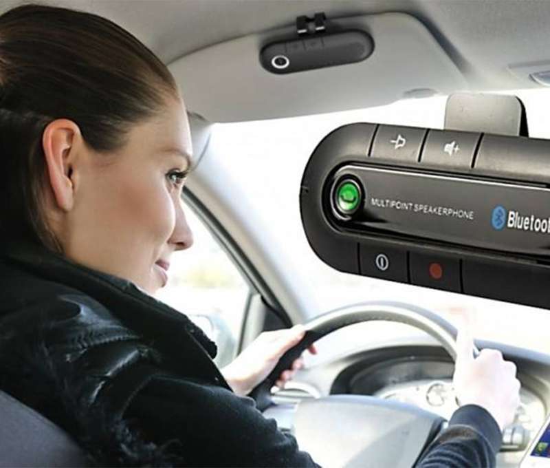 Univerzálny bluetooth reproduktor do auta na tienidlo