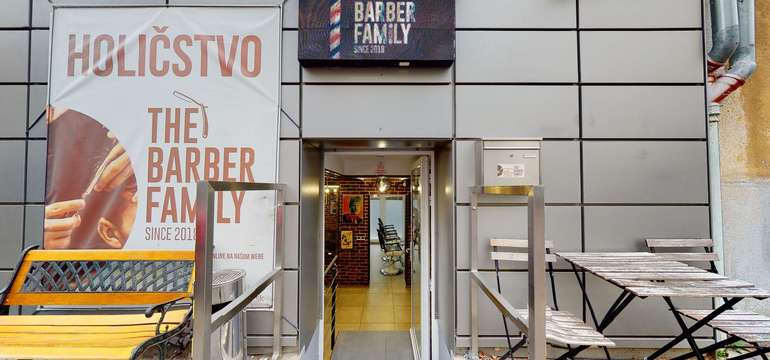 The Barber Family v Starom meste