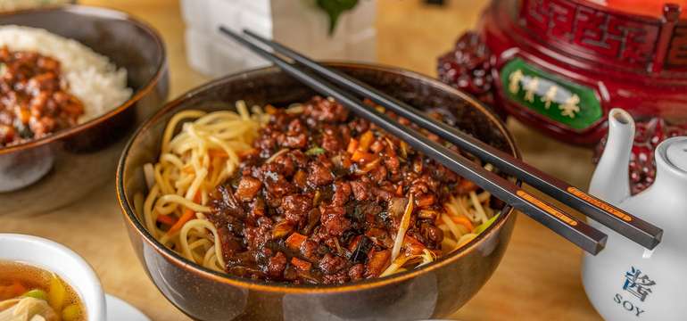 Sójové rezance s mletým bravčovým mäsom a vajíčkom na pekingský spôsob