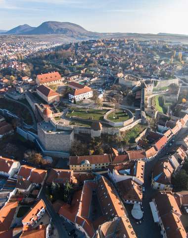 Letecký pohľad na Egerský hrad a historické centrum, Eger