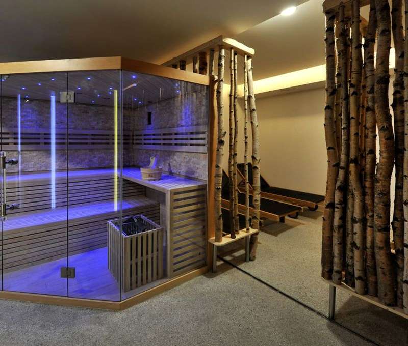 Vo wellness centre nájdete fínsku saunu, infrasaunu a relaxačnú miestnosť "Brezový háj"