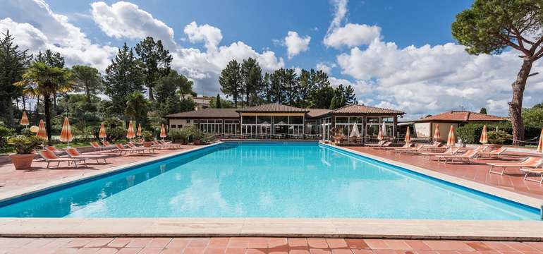 Bazén v Il Pelagone Hotel & Golf Resort vás počas horúcich dní príjemne osvieži