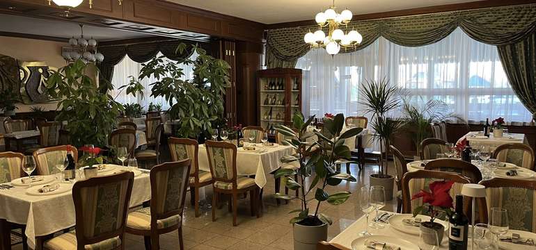 Nechajte sa rozmaznávať lahôdkami tej najvyššej úrovne v reštaurácii so štýlovou atmosférou