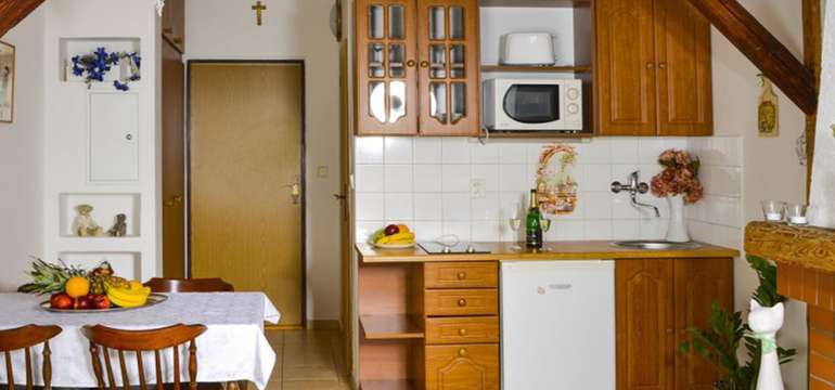 Ubytovaní budete v komfortních apartmánech s krbem, kuchyňkou a sociálním zařízením