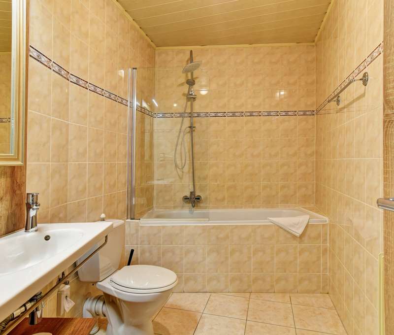 Samozrejmosťou každej izby je vlastná kúpeľňa s WC