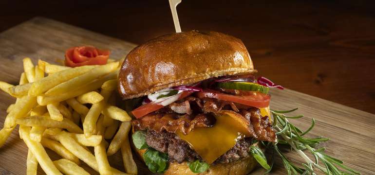 Cheese burger - šťavnatý burger so zapečeným cheddarom