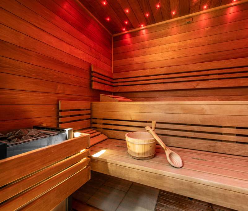 K dispozícii parná soľná sauna, bylinková aroma sauna, infra sauna