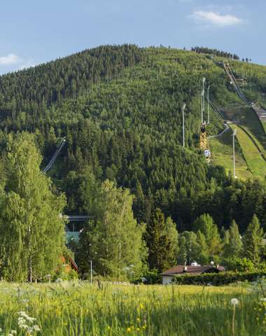 Skokanské můstky Harrachov najdete na severním svahu Čertovy hory