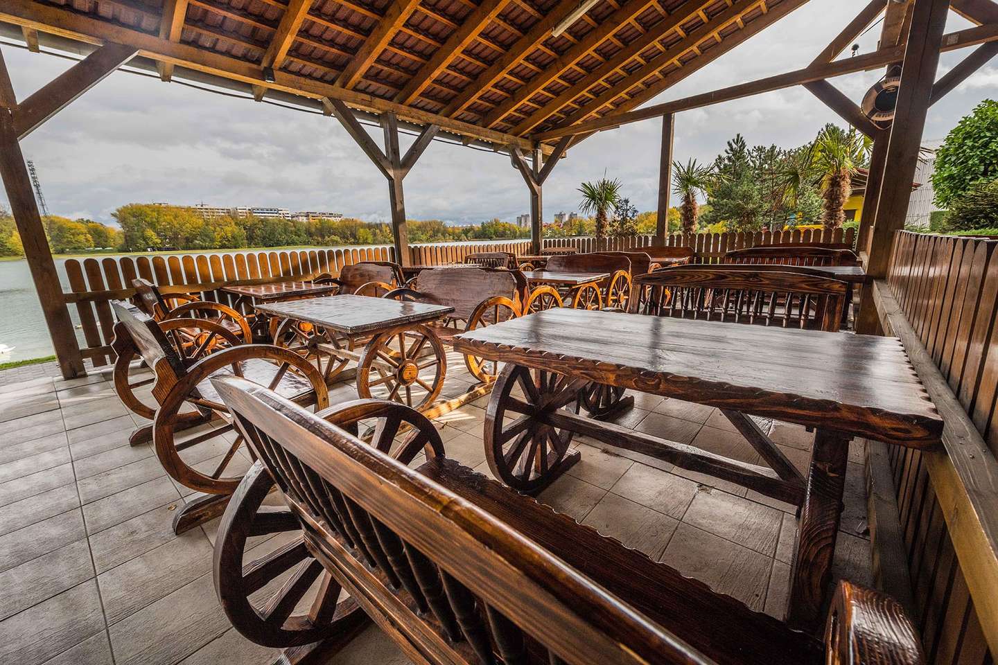 Kilo grilovaných rebierok alebo krídeliek pri Draždiaku