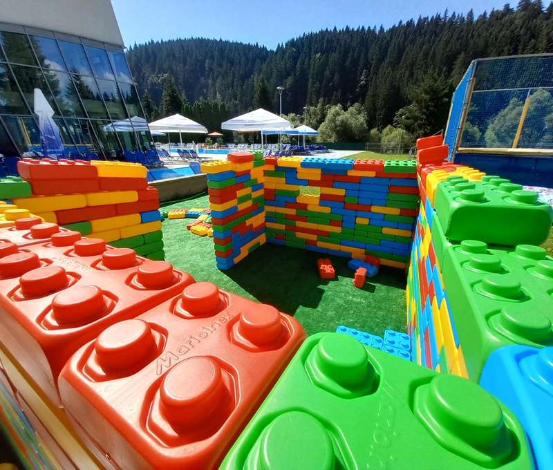 Letná exteriérová aqua zóna s atrakciami, bazénmi aj ležadlami 