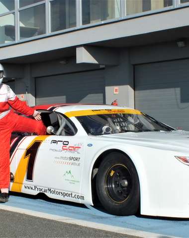 Jazda na pravom V8 Nascar vozidle na okruhu Slovakia Ring