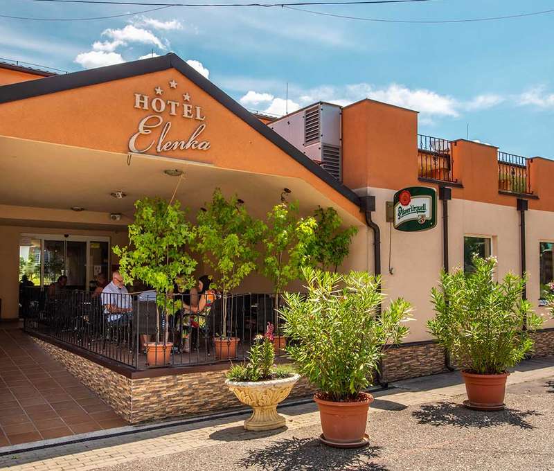 Hotel Elenka*** sa nachádza priamo pri Termálnom kúpalisku na pešej zóne