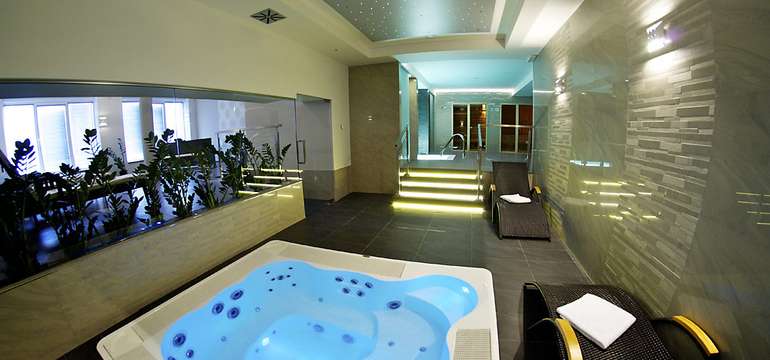 Jacuzzi, fínska, parná, infra sauna, ochladzovací bazén, masážna sprcha, relaxačná zóna