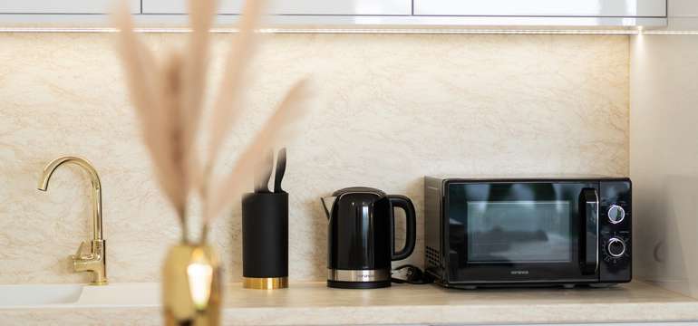 Kuchynka s kanvicou a mikrovlnnou rúrou v apartmáne Mini