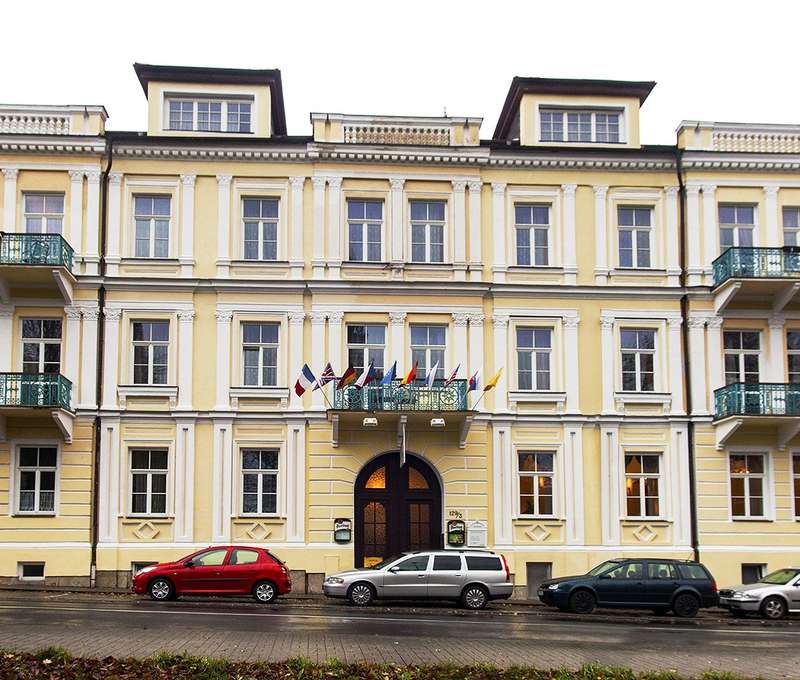 Rodinně vedený hotel se nachází přímo v centru města, pár minut od hlavní promenády