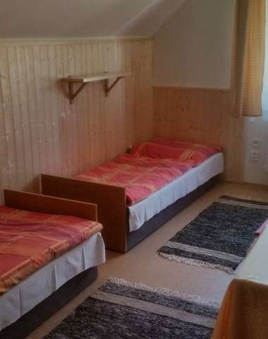 Ubytování je zajištěno v chatách v prostorných pokojích 20 m od Hotelu Bauer