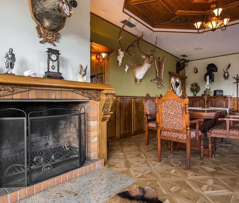 Hotel Husárik**** má poľovnícky salónik s krbom s otvoreným ohniskom
