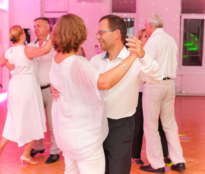 Naučíte sa štandardné tance ako napríklad waltz, valčík, tango či quickstep