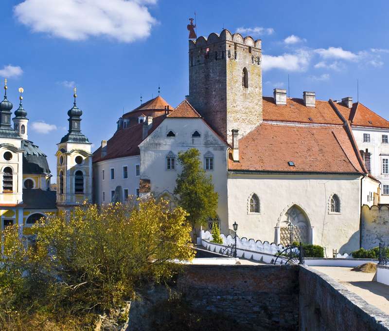 Monumentální barokní zámek Vranov nad Dyjí je národní kulturní památkou 