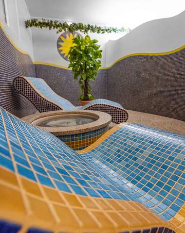 Wellness centrum ponúka na oddych bazén, vírivku aj 3 druhy sáun