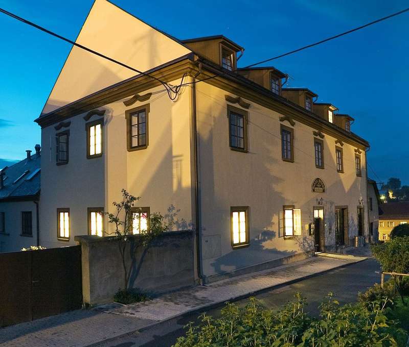 Hotel Bystré je kulturní památkou, má příjemnou polohu v klidové zóně malebného městečka Bystré.