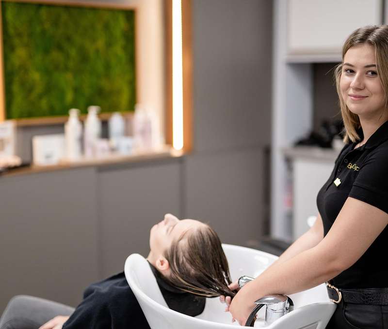Profesionálny strih a fúkaná s profesionálnou hairstylistkou