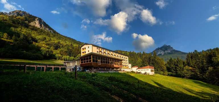 Hotel sa nachádza v srdci Vrátnej doliny