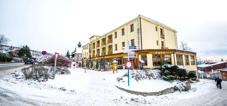 Hotel Smokovec*** leží v centre mesta, pri lanovke na Hrebienok a zastávke TEŽ