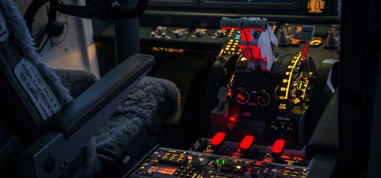 Realistický letecký simulátor B738-M