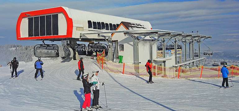 V stredisku Rusink-Ski premávajú 6- a 4-sedačková lanovka, dva vleky aj detský pás