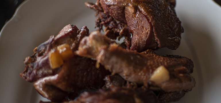 Až 3,5 kg mäsa: sedliacke rebrá, BBQ rebrá, pečené koleno