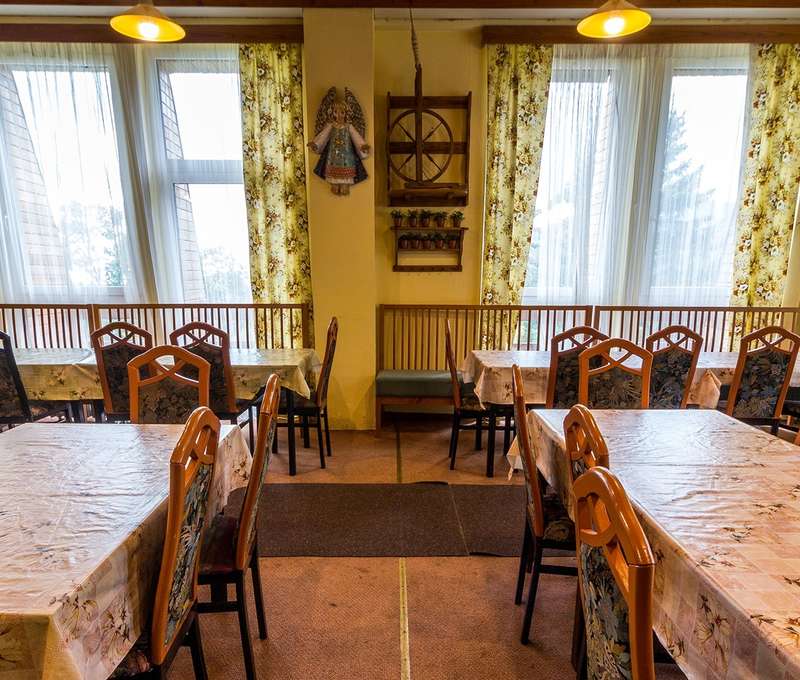 V restauraci si můžete zahrát i šipky, k dispozici je také kulečník a fotbálek