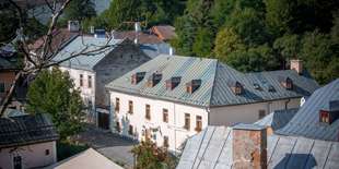 Penzión sa nachádza v objekte národnej kultúrnej pamiatky na Starozámockej ulici