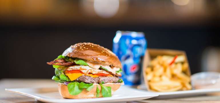 Stanica burger s hranolkami a Pepsi alebo Mirindou so sebou "take away"