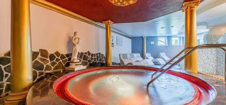 Neomezený vstup do wellness centra se saunami a vířivkou