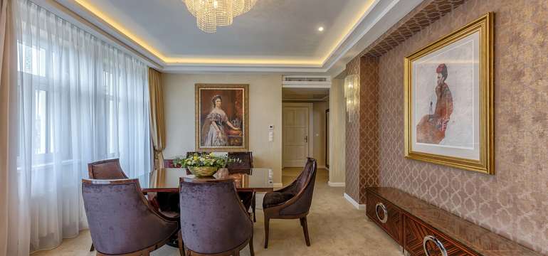 Zrekonstruovaný hotel ROYAL PALACE***** je zařízen ve stylu art deco a patří k nejluxusnějším